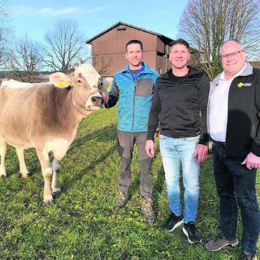 Siegerrind «Britta», präsentiert durch (von links): Züchter Adi Odermatt, Spender Sandro Vollenweider und Gabenchef Alois Odermatt. Bild: zg