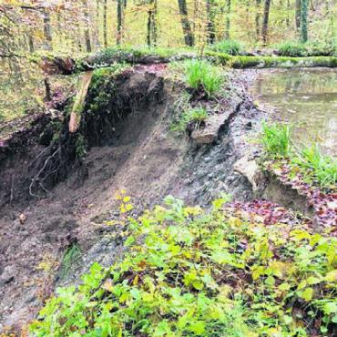 Rundweg Sagiweiher gesperrt - Die starken Regenfälle der letzten Wochen haben zu einem Erdrutsch Bild: gk
