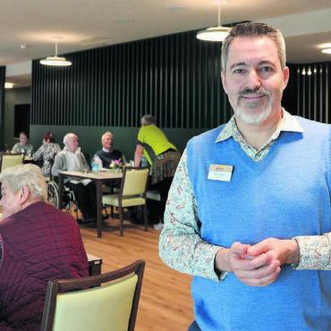 Mit grossen Augen - Heimleiter Ralph Huggel zeigt gerne den neuen Speisesaal des Solino. Auch die Bewohnerinnen und Bewohner fühlen sich bereits wohl. Bild: Annemarie Keusch