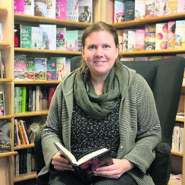 «Es ging einfach nicht mehr auf» - Sandra Furrer umgeben von Büchern. Hier fühlt sie sich wohl. Der Abschied von ihrem Laden fällt nicht leicht. Bild: Marco Huwyler