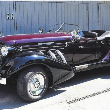 Der Duft von Benzin und Motoren - Ein wenig im Schatten, aber nicht mit weniger Glanz stand der Rolls-Royce Obern 851 auf dem Platz. Bilder: Verena Anna Wigger