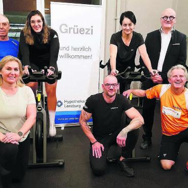 Schwitzen für guten Zweck - Das Team des Charity-Spinning-Marathons «Plus», hinten, von links: Geri Steinger, Lena Villiger, Sandra Bütler, Emil Meier (HBL Lenzburg); vorne von links: Sandra Grau, Daniel Zaugg (Fitnesstrainer und Empfang Bodystation), Markus Büchi (Verein Top-Challenge). Es fehlen: Brigitte Tauss (Geschäftsleiterin Bodystation Muri), Fabienne Zala, Jacqueline Canuso und Esther Frey. Bild: zg
