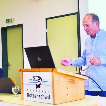 Gemeindeammann Daniel Moor hat unter anderem über die Sanierung der Reussbrücke orientiert, Frau Vizeammann Carla Grod über den Kindergarten-Anbau. Bild: Thomas Stöckli