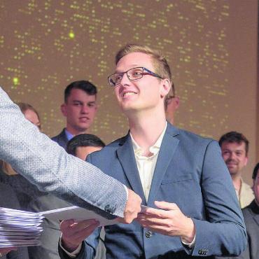 Mit ganz viel Neugier - Fabian Keusch bei der Diplomübergabe. Er hat nicht nur den Bachelor als Bauingenieur in der Tasche, sondern auch den Umweltpreis der FHNW. Bild: zg