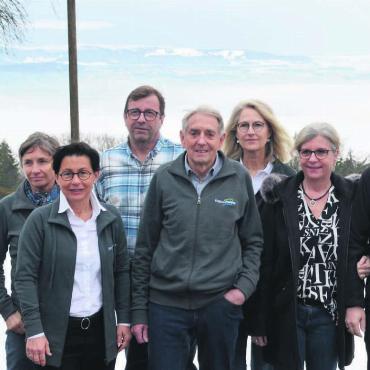 Wege in den Vordergrund gerückt - Die Hauptinvolvierten der neuen Website von Erlebnis Freiamt, von links: Margrit Konrad (Geschäftsstelle), Yvonne Notter, Werner Hirter, Fredy Zobrist und Karin Renner mit Jacqueline und René Maurer von der Agentur Jamos bei der Präsentation auf dem Horben. Bild: Thomas Stöckli