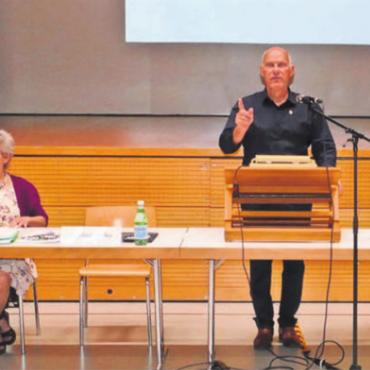 Für «Peterhanswiese» und «Casino» - Gemeindeammann Norbert Ender führte souverän durch die reichbefrachtete Sommer-Gemeindeversammlung. Bild: Stefan Treier