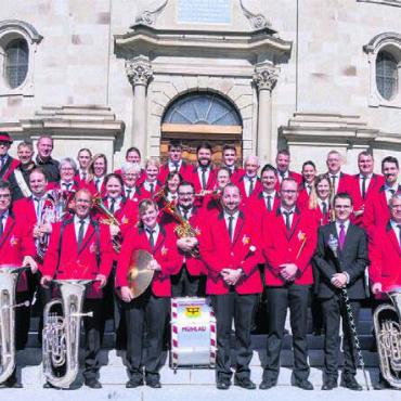 Tagessieg bei Parademusik - Gruppenfoto vor dem Kloster in Einsiedeln: die «Musig» Mühlau. Bild: zg