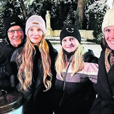 Schlittenfahrt durch die Alpen - Die Müllers sind happy (v. l.): Die Familie Peter, Vivienne, Caroline und Nicole Müller sorgen für etwas Warmes in winterlichen Temperaturen.