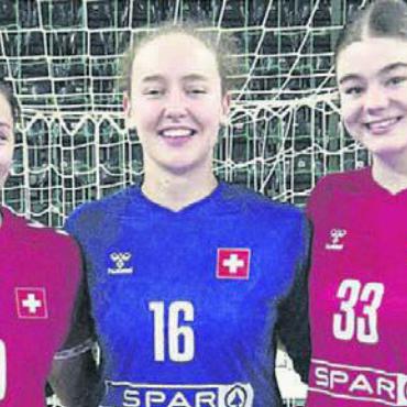 Exklusiver Kreis - Von links: Daphne Gautschi, Seraina Kurali und Nora Snedkerud. Bild: zg