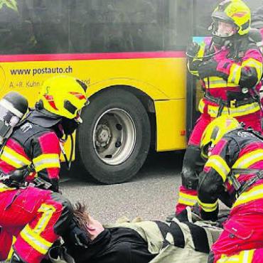 Wenn ein Bus Feuer fängt - Viele Verwundete mussten geborgen werden. Bild: sas