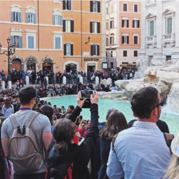 «Zeigen Sie Ihren Sommer» - Ein Touristen-Hotspot: der Trevibrunnen in Rom. Bild: spr