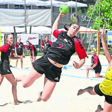 Die Schweizer Nationalspielerin Nora Snedkerud beim Abschluss. Links ihre Schwester Larissa. Die beiden Freiämterinnen ergatterten sich die Vize-Meister-Titel mit dem Wohler Team «Beach Turtles».