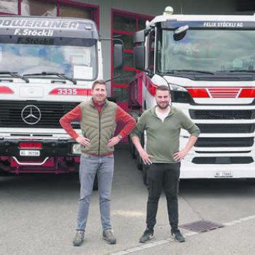 Generationenwechsel beim HGV - Die Firma mit den saubersten Lastwagen. Michi Stöckli, der neue HGV-Präsident (links), steht vor dem ersten Stöckli-Mercedes mit der Nummer 3335 von 1988, Bruder Fabian vor dem neusten Scania. Vater Felix überliess das Foto der neuen Generation. Bild: rts