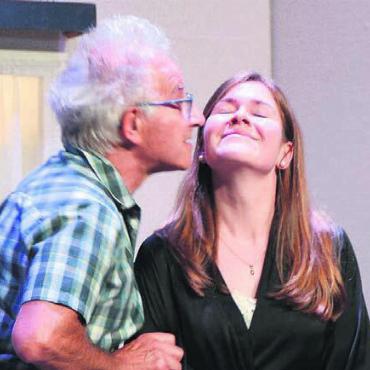 Von wegen Himbeertörtli - Ein Kuss vom Himbeertörtli: Hans Rieger (Pius Etterlin) und Lilly (Stephanie Bucher).