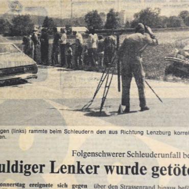 Der Pionier und Lebensretter - Das Bild vom Unfallort bei der Badi Villmergen am 12. Juni 1975. Der Amerikanerwagen (links) geriet auf die Gegenfahrbahn und rammte das Auto von Kurt Neeser.