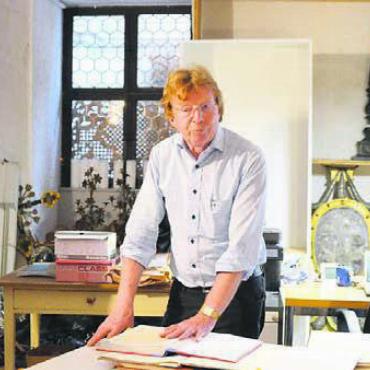 Ganz anders, als es sein sollte - Kirchenarchivar Josef Kunz zeigt sein Reich. Bild: ake