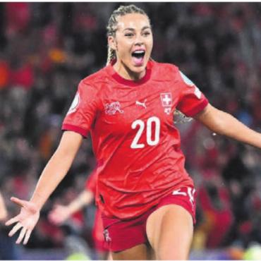 Endspurt - Freiämter Sportler des Jahres - ALAYAH PILGRIM (22)
MURI / AS ROM
FUSSBALL
Alayah Pilgrim spielt mit den Frauen der AS Rom in der Champions League und ist in der Tabelle der Serie A ganz oben anzutreffen. Im Schweizer Nationalteam wird sie im Sommer zu einer prägenden Figur. Die Stürmerin wird in allen vier Spielen der Heim-Europameisterschaft eingewechselt, erzielt beim Sieg gegen Island das entscheidende 2:0.