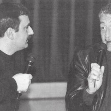 Texte und Lieder phonetisch auswendig gelernt - Regisseur Daniel Schmid (rechts) diskutiert mit Reto Holzgang vom Kino Mansarde nach der Vorführung seines Erfolgsfilms «Beresina» in Muri. Bild: Archiv