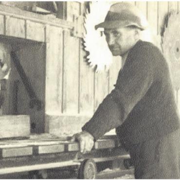 Eigenen Wurzeln treu geblieben - Firmengründer Josef Koch-Koch bei der Arbeit. Die Aufnahme stammt aus dem Jahr 1943, damals war er 50-jährig.