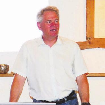 Leitung muss verträglich sein - Der Verein VSLR-Präsident Stephan Bärtschi zeigte Möglichkeiten auf, sich doch noch gegen die Strommasten zu wehren. Bild: Stefan Treier