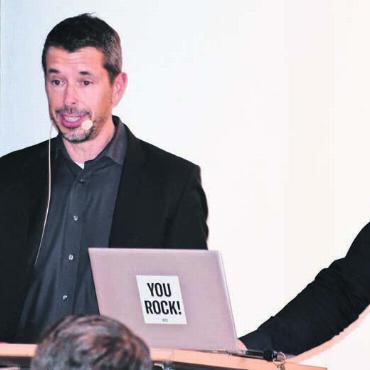 Georg Matter, Leiter Abteilung Kultur des Kantons Aargau, hielt ein spannendes Referat. Rechts Flurin Burkard, Bereichsleiter Gesellschaft, Soziales und Bildung. Er ist somit auch für den Bereich Kultur der Gemeinde Wohlen zuständig. Bild: dm