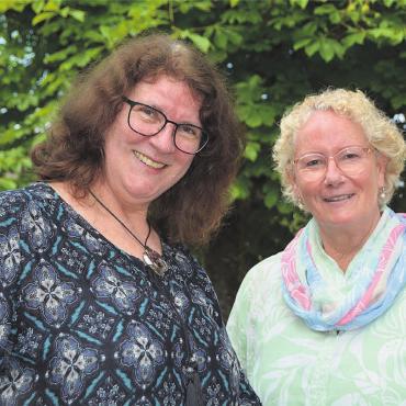 Fast wie «Adieu Heimat» - Über 40 Jahre waren Yvonne Cherkaoui (links) und Katja von Burg Teil der Schule Widen. «Damals waren wir noch blutjung», lachen die Frauen. Bild: Sabrina Salm