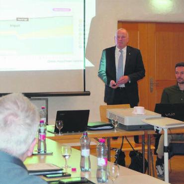 Region mit vielen Stärken - «Für Ihre Region spricht neben der sehr guten Verkehrsanbindung auch die hochwertige Wohnlage», sagt Regierungsrat Stephan Attiger (stehend) an der Vorstandssitzung des Regionalplanungsverbands Mutschellen-Reusstal-Kelleramt. Bild: Sabrina Salm