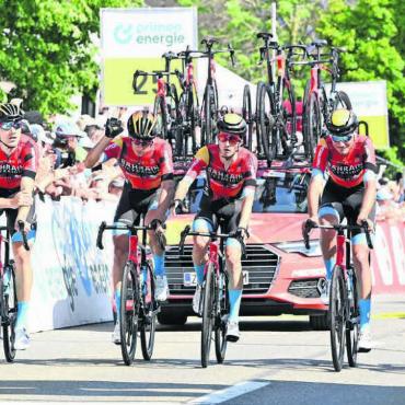 Freude und Trauer - Es kam alles anders als gedacht, gehofft und geplant. Die Tour de Suisse kam im Juni schweigend ins Freiamt. Nach dem Tod des Schweizer Radsportlers Gino Mäder gab es eine Gedenketappe. Im Bild: Gino Mäders Teamkollegen erreichen das Ziel dieser Gedenketappe in Oberwil-Lieli.