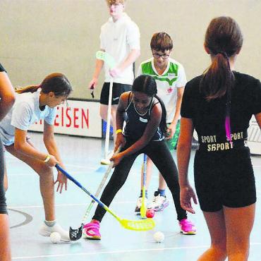 Der Sport im Fokus - Bereits in der Aufwärmphase muss man parat sein: Beim Unihockey geht es hoch zu und her. Bilder: Celeste Blanc