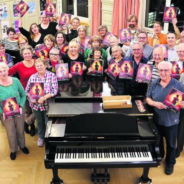 Schon voll im Operettenfieber - Zum Start der Proben hält der Chor stolz das neue Plakatsujet in die Höhe. Die Spielzeit kann beginnen. Bild: zg
