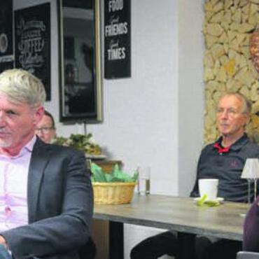 Selbstkritisch vor Fake News - Medienexperten, Journalist Franz Fischlin und Gastgeber Christian Breitschmid. Bild: vaw