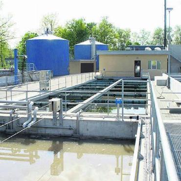 Mehr Schmutzwasser denn je - Ein Ausbau dürfte schwierig werden: Die ARA Kelleramt liegt am Rand eines Naturschutzgebiets an der Reuss. Bilder: zg