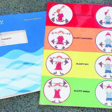 Kind steht im Vordergrund - Bereits im Kindergarten werden «Zeugnisse» erstellt. Sie heissen jedoch hier noch Einschätzungsbogen und enthalten keine Noten. Für einen guten Übertritt in die Schule gehört die gezielte, der Entwicklung angepasste Förderung zum Alltag. Bild: zg