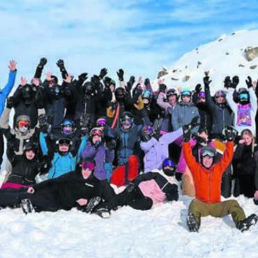 Sport, Sonne und spannende Diskussionen - Im Schneesportlager der Kanti Wohlen herrschte sehr gute Stimmung. Bild: zg