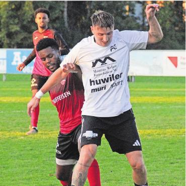Muri beisst sich oben fest - Die Murianer (vorne: Radovan Radevic im Spiel gegen den FC Schönenwerd-Niedergösgen) sind aktuell in guter Form und haben nun zwei wichtige Heimspiele vor der Brust. 
Bild: Patrick Fischer