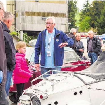 «Man spricht vom Wohler Treffen» - Der Mann der ersten Stunde und Cheforganisator bis heute: OK-Präsident Bernhard Taeschler (Mitte) ist seit 50 Jahren bei den Microcartreffen dabei und erklärt die Vorteile der Schmuckstücke immer wieder gerne. Bilder: Archiv/hus