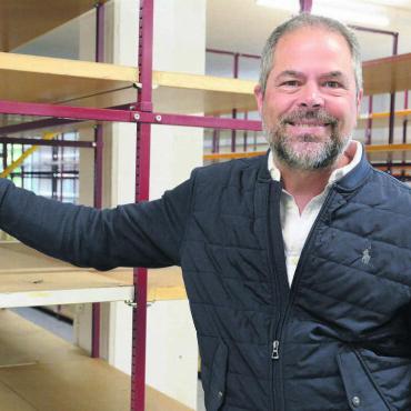 Idealen Standort gefunden - Noch ist das Lager leer, bald werden sich hier bis zu 5000 Artikel aus dem Papier- und Bastelbereich stapeln. «Der Umzug ist eine Herausforderung», weiss CEO und Mehrheitsaktionär Domenic Meier. Bilder: Chregi Hansen