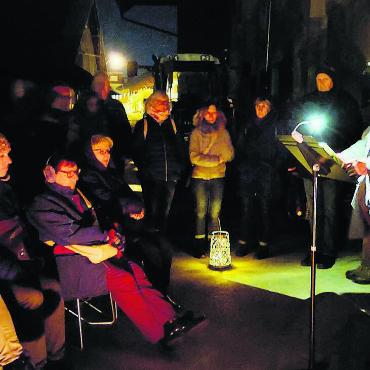 Ein dubioser Selbstmord - Schummriges Licht und der Klosterhof als Kulisse machen die vorgetragenen Passagen besonders spannend. Bilder: gro