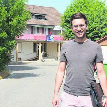 Ein Dorf im Ausnahmezustand - Oliver Leu steht auf der Bergstrasse. Hier wird das Dorffest steigen. Bild: ake