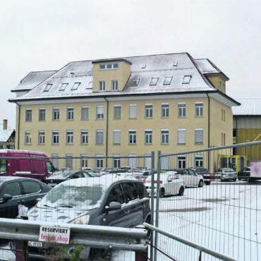 Wo Geschichte auf Moderne trifft - Hier, wo sich derzeit der grosse Parkplatz befindet, soll in zirka zwei Jahren mit der ersten Etappe gestartet werden. Das Hauptgebäude bleibt als zentraler Bau stehen.