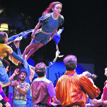 Das Dutzend ist toll - Losgeschossen ins neue Programm: Catarina Vilas Boas fliegt durch den Reifen. Bilder: Alexander Wagner