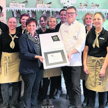 Betrieb mit ausgezeichnetem Service - Manuela und Martin Meier dürfen mit ihrem Verkaufsteam den «Best-Service-Award» in Mägenwil entgegennehmen. Bild: zg