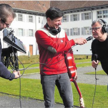 300 Stunden live vom Klosterhof - Sie stehen hinter dem Klosterradio und suchen Verstärkung, von links: Andreas Stierli, René Neiger und Projektleiter Reto Holzgang. Bild: Annemarie Keusch