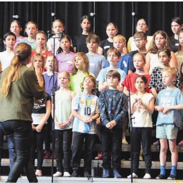 Einmal im Rampenlicht stehen - Gerade mal vier Tage hat Prisca Zweifel Zeit, um aus den 46 Kindern unterschiedlichsten Alters einen stimmgewaltigen und harmonischen Chor zu formen.