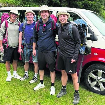 «Was machen wir da?» - Am 13. Juli beim Start vor dem Aufstieg auf den Piz Chavalatsch. Von links: Jonas Villiger, Sven Lang, Ramon Seiler und Mario Meier.