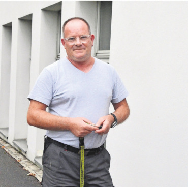 Der nächste Anlauf - Kirchenpflegepräsident Hans Peter Frey vor dem Sockelgeschoss bei der Pfarrkirche, das bald umgebaut werden soll. Bild: Annemarie Keusch