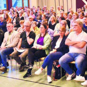 Kultur und Sport entflechten - Über 120 Interessierte lassen sich vom Gemeinderat informieren, wie er bezüglich Hallen und Schulraum vorzugehen gedenkt. Bilder: Thomas Stöckli