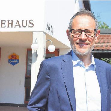 Herausfinden, was gefragt ist - André Huber vor dem Gemeindehaus in Arni. Er ist als zuständiger Gemeinderat Teil der Alterskommission. Bild: Annemarie Keusch