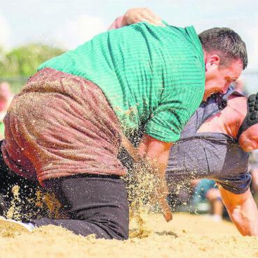 Die nächste Stufe erklommen - Unaufhaltsam. Joel Strebel (oben) bodigt Curdin Orlik im Schlussgang. Es ist die fünfte Bestnote in Serie für den Freiämter an der Fête Romande. Bild: David Waser