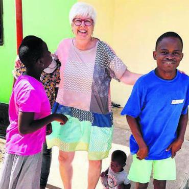 Helfen, wo immer es geht - Scheut keinen Kontakt, sondern zieht Freude und Erfüllung daraus: Joy Räber mit beeinträchtigten Kindern. Bilder: zg